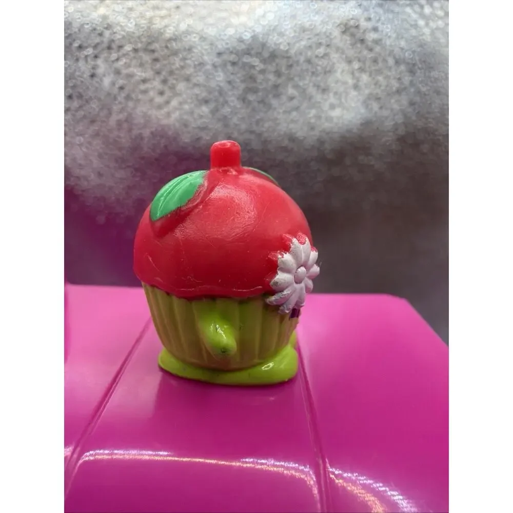 Shopkins Shy Pie figurine from Season 4